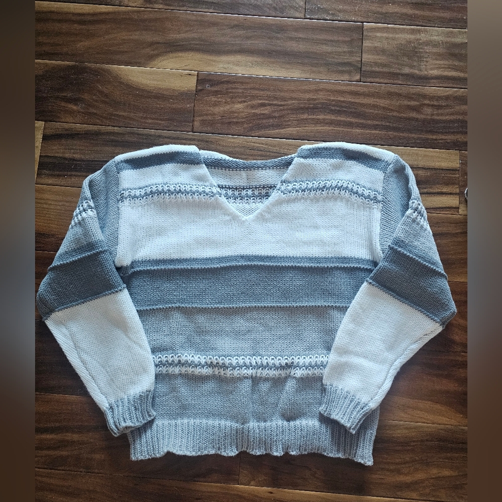 NEW!  Women' Striped V-Neck Sweater - Gray and White Size Medium